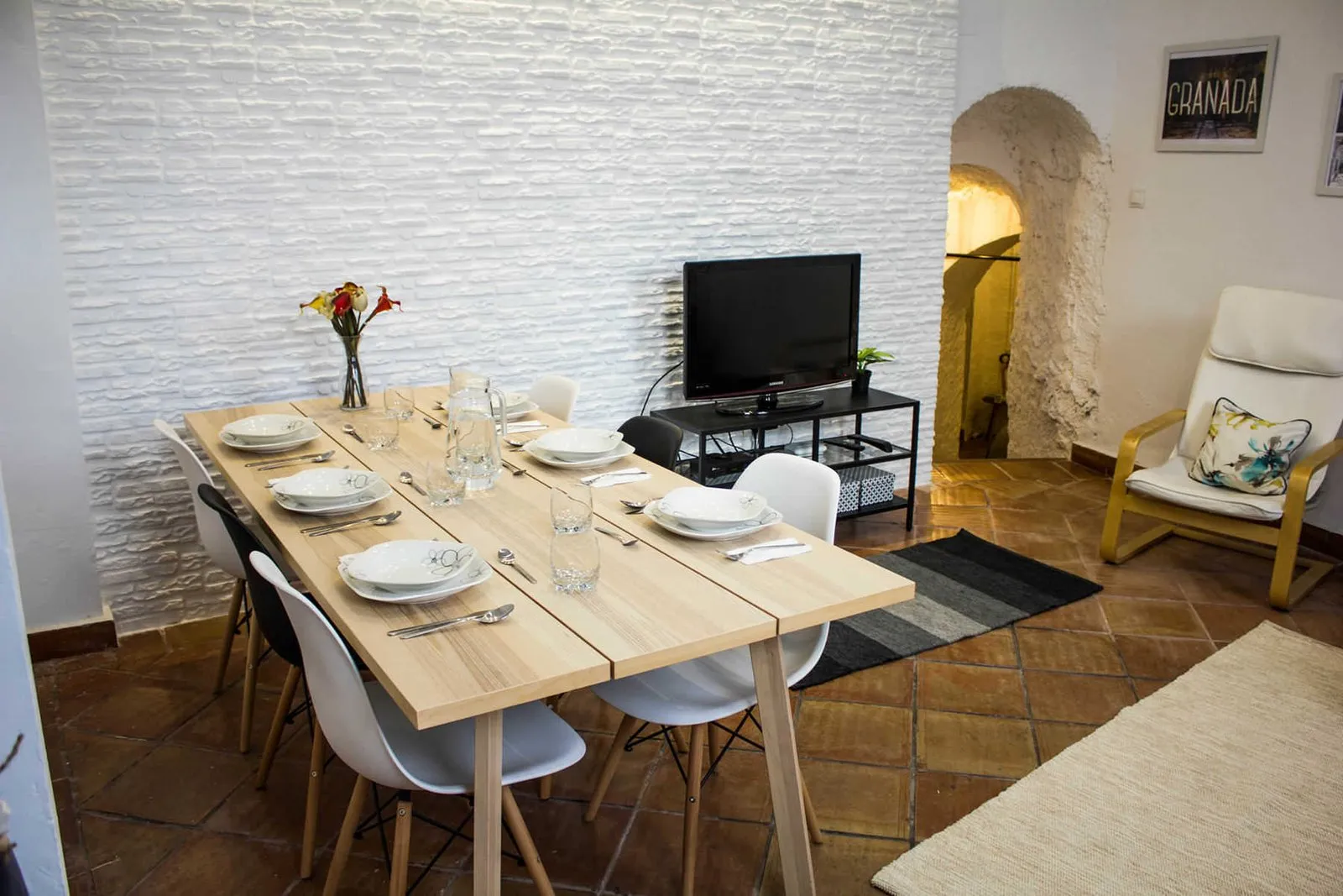 Mesa del comedor puesta para cuatro personas