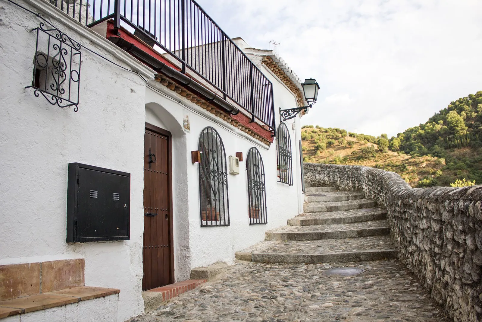 Casa encalada junto a una escalera de piedra del Sacromonte
