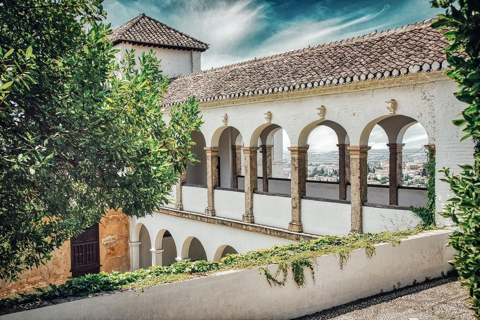 Patio del Generalife con sus arcos y jardines